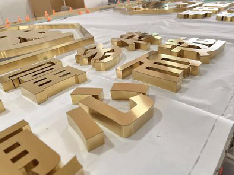 兰坪拉丝不锈钢字的特点。